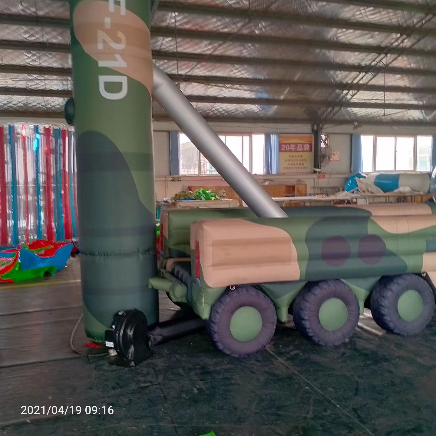 徽州军事演习中的充气目标车辆：模拟发射车雷达车坦克飞机